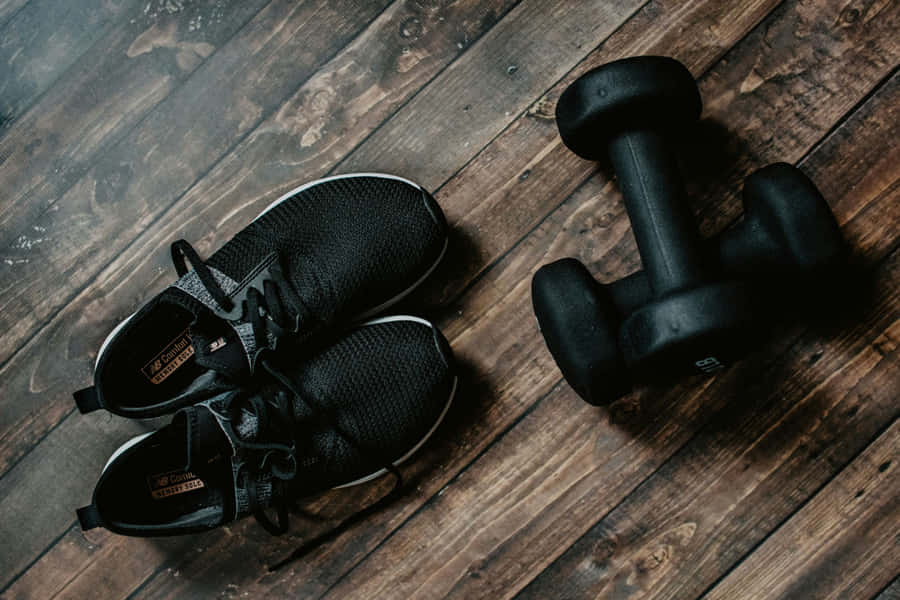 Tênis Prontos para Fitness e Halteres em Piso de Madeira