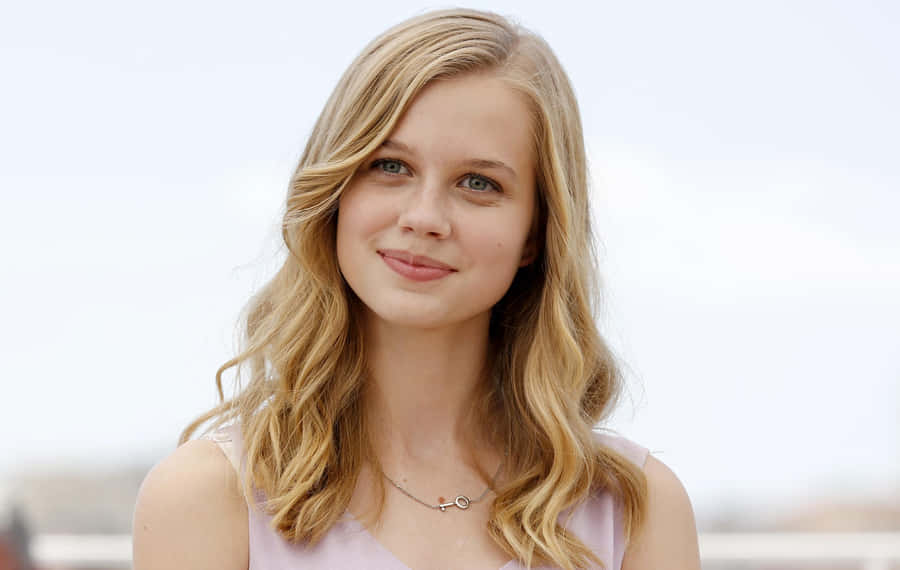 Angourie Rice Sorrindo ao Ar Livre