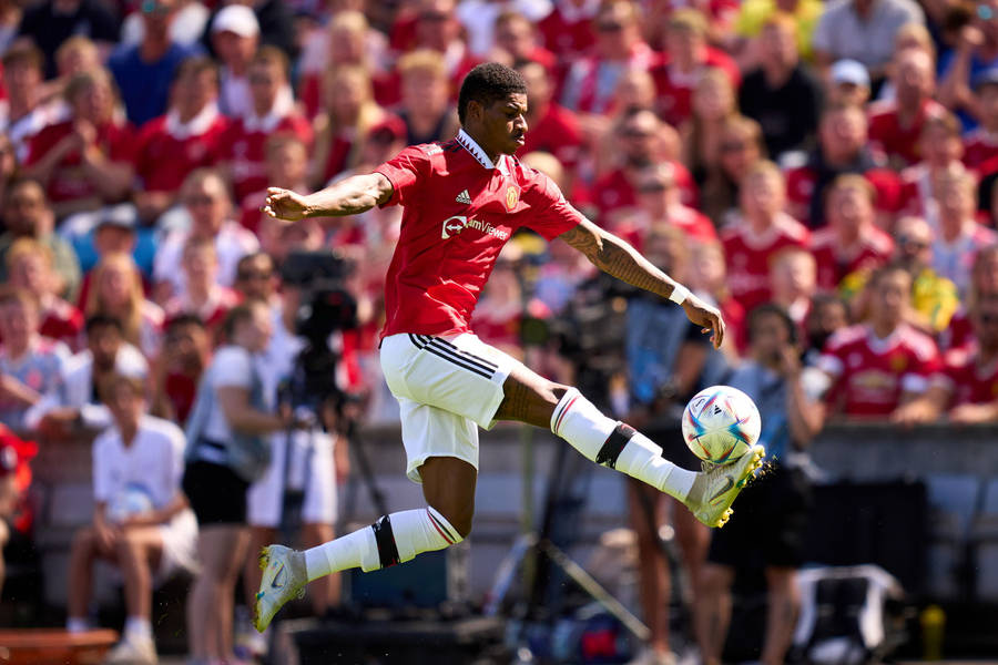 MarcusRashford in posizione di mezzo salto