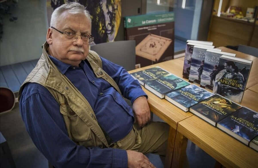 Autor Andrzej Sapkowski bei Buchsignierungsveranstaltung