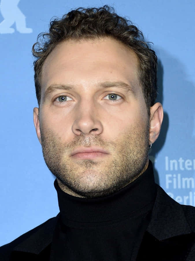 Attore in Maglione Nero a un Evento