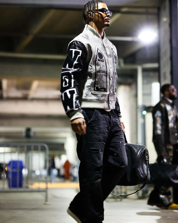 Uomo Elegante che Cammina con Giacca e Borsa di Design
