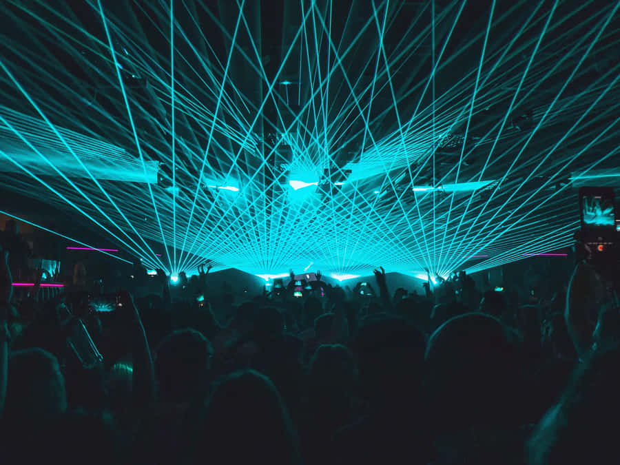 En folkemængde på en natklub med laserlys