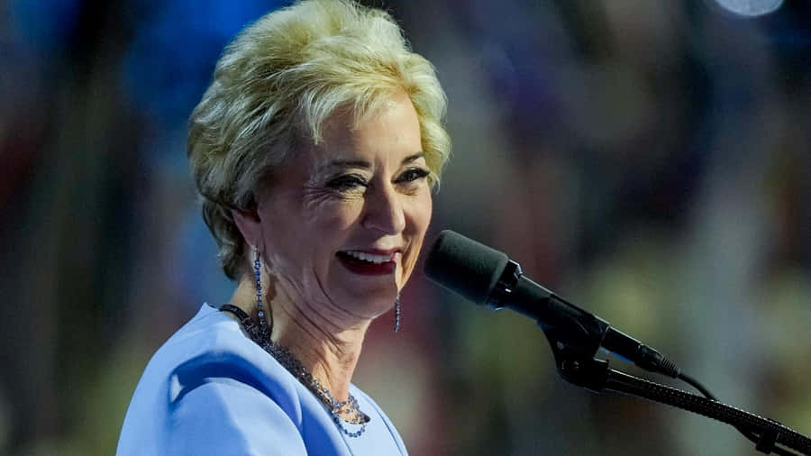 Linda McMahon spricht bei einer Veranstaltung