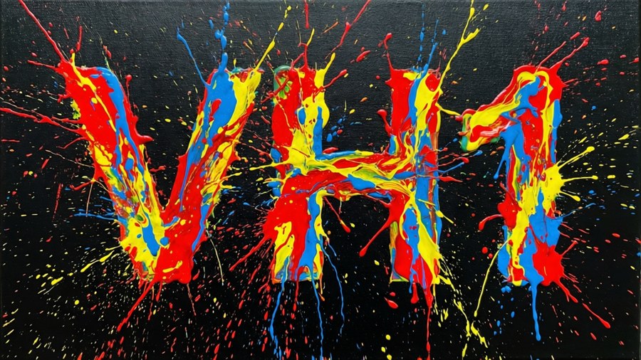 Logo VH1 formato da schizzi di vernice colorati su tela, sfondo espressionismo astratto