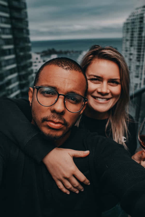 Interracialtpar tar selfie