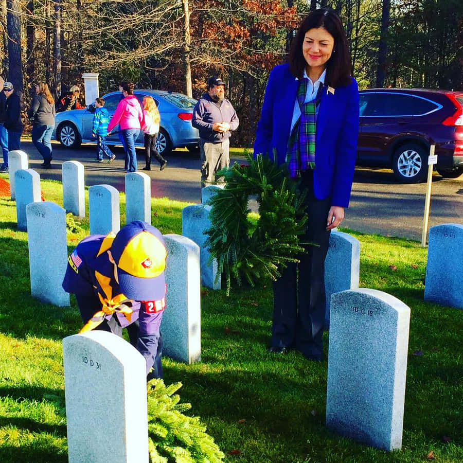 SenatorKelly Ayotte besöker en veteran vid hans grav.