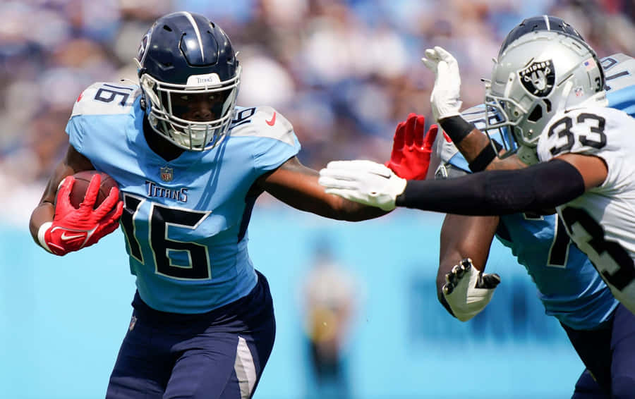 Titans-Spieler weicht während des Spiels einem Tackle aus