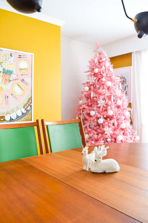 Sala da Pranzo con Albero di Natale Rosa Vintage