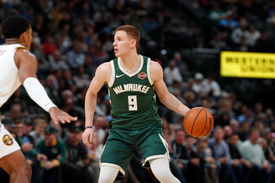 Jogador de Basquete de Milwaukee Driblando