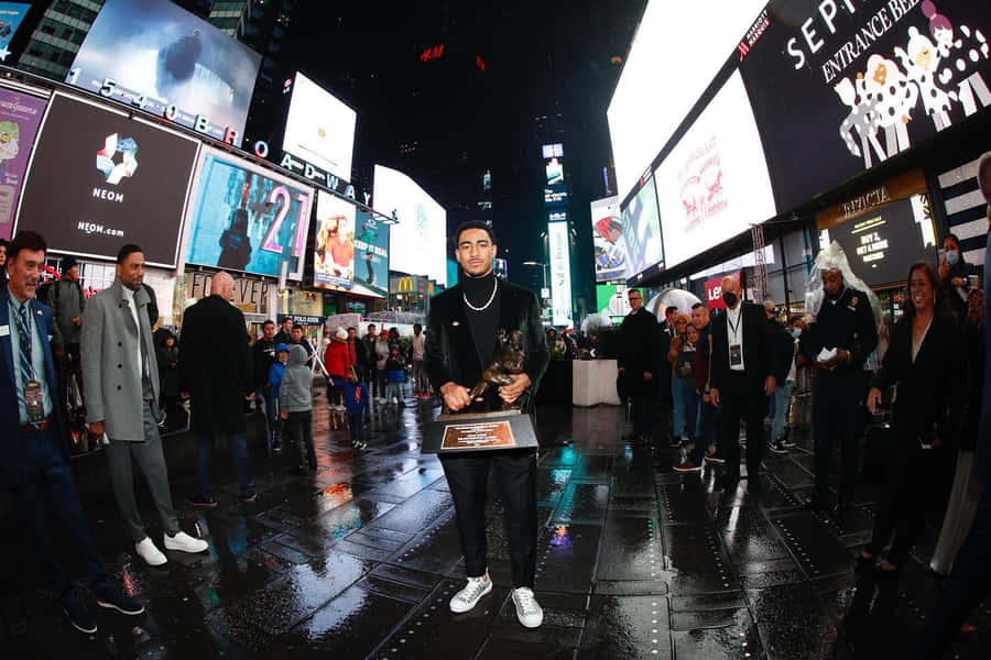 Bryce Young in Times Square mit Pokal