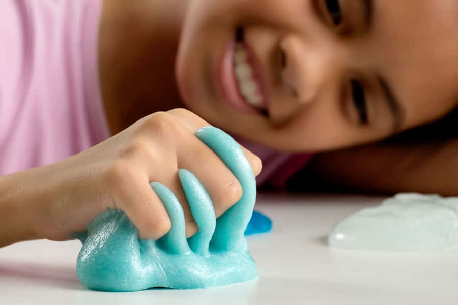 Ragazzache gioca con le immagini di slime buffe.