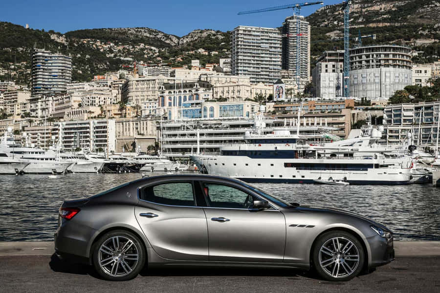 MaseratiGhibli in un contesto urbano