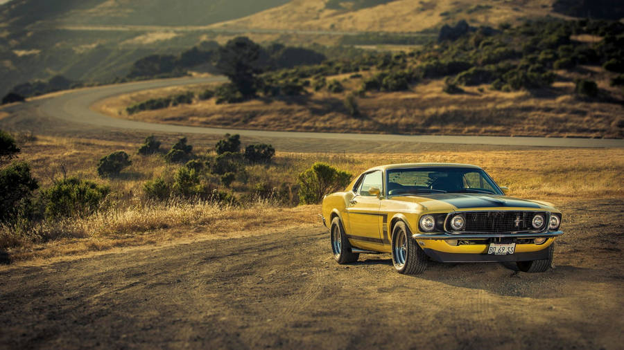 GelberFord Mustang HD in den Bergen