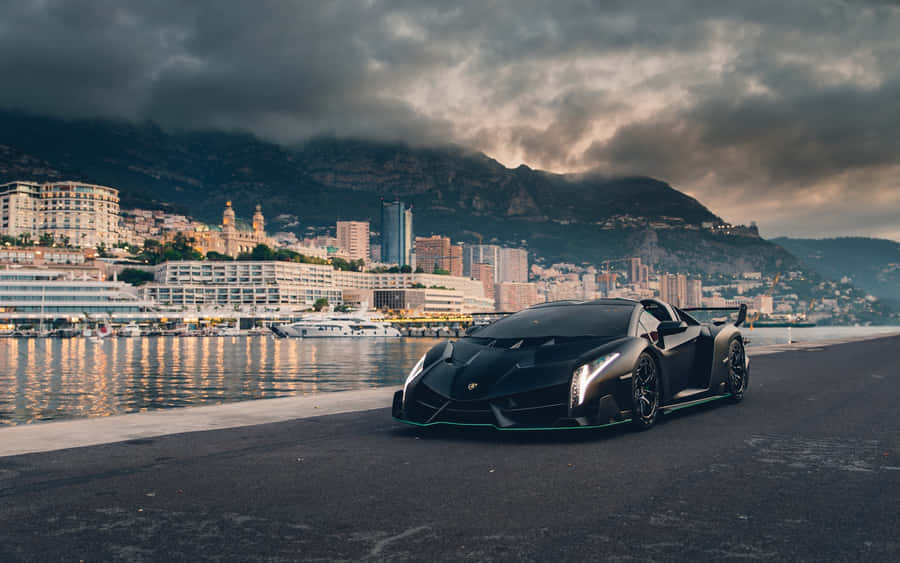 SleekLamborghini Veneno in gara sulla pista.