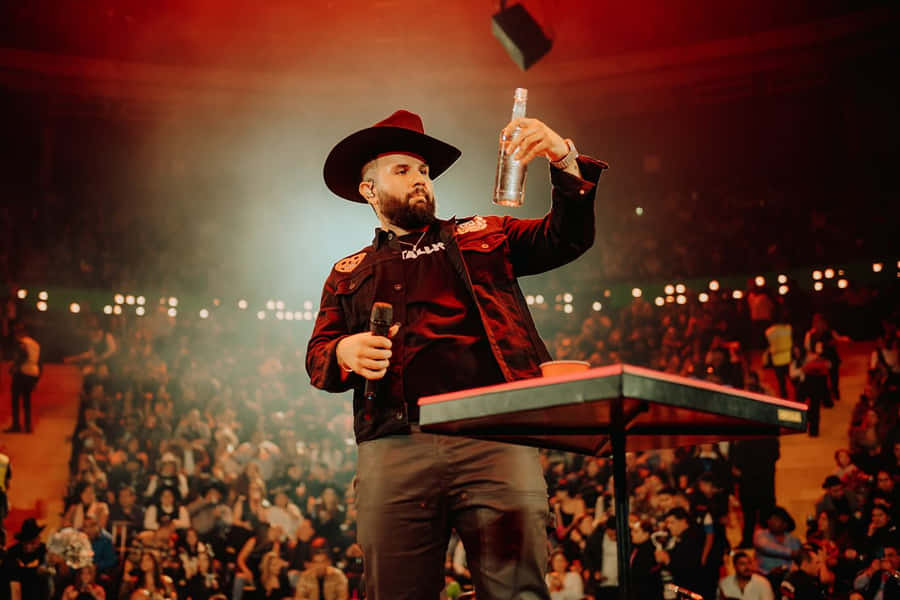 Cantor no Palco com Microfone e Garrafa
