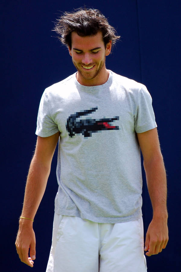 umhomem usando uma camiseta