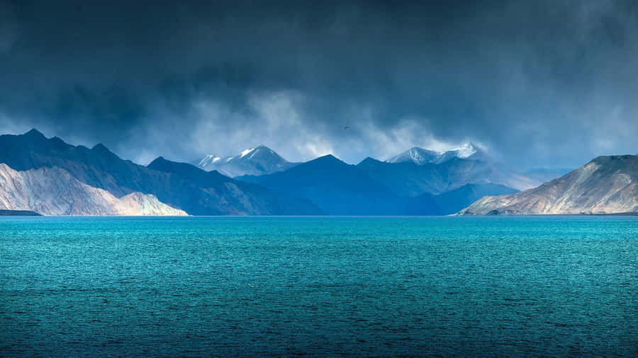 Lago del Kashmir con Vista Montagna