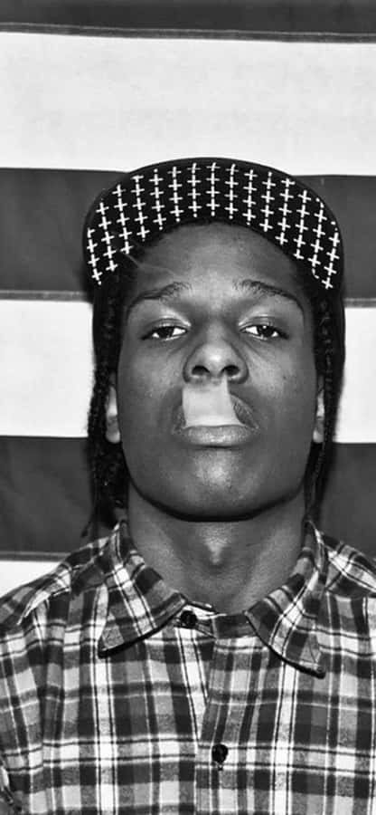 Enstyrkende positur af en ung og talentfuld rapper.