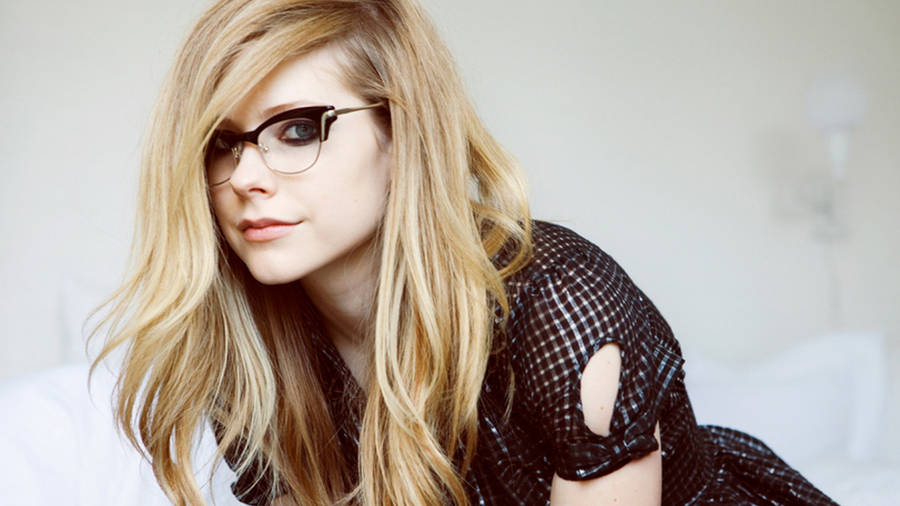 Download Pretty Avril Lavigne Wallpaper Wallpapers Com