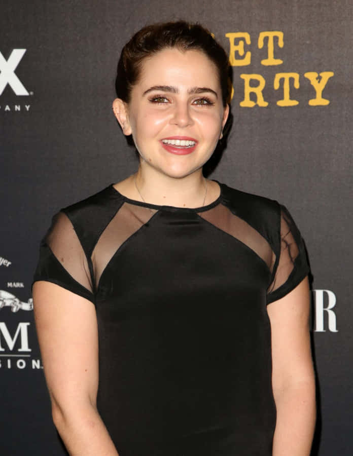 MaeWhitman 1200 x 1551 tapet