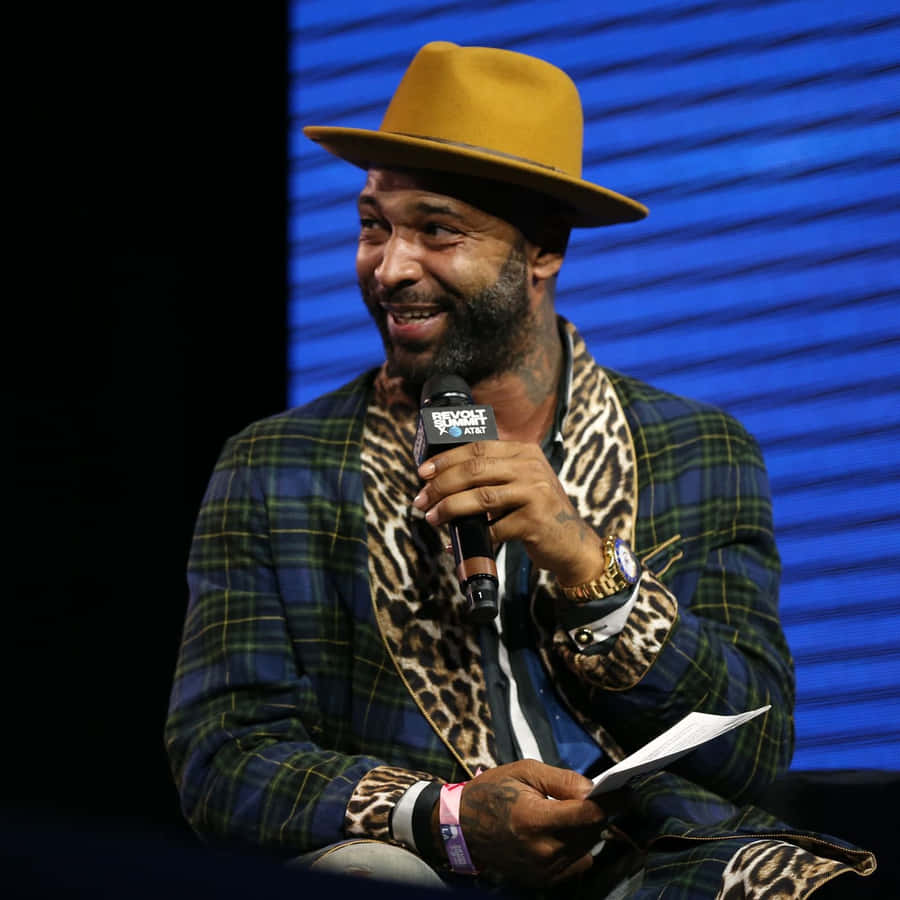 Uomo in Cappello che Parla a un Evento