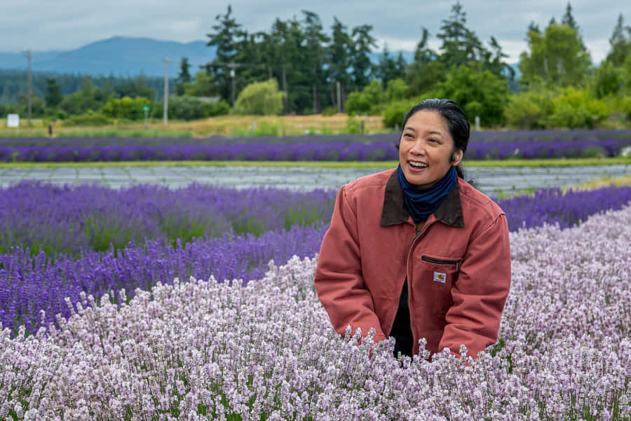 umamulher em um campo de lavanda sorrindo