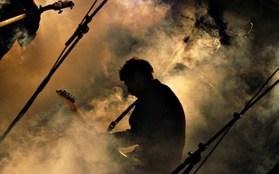 Rock-Gitarrist in rauchiger Silhouette