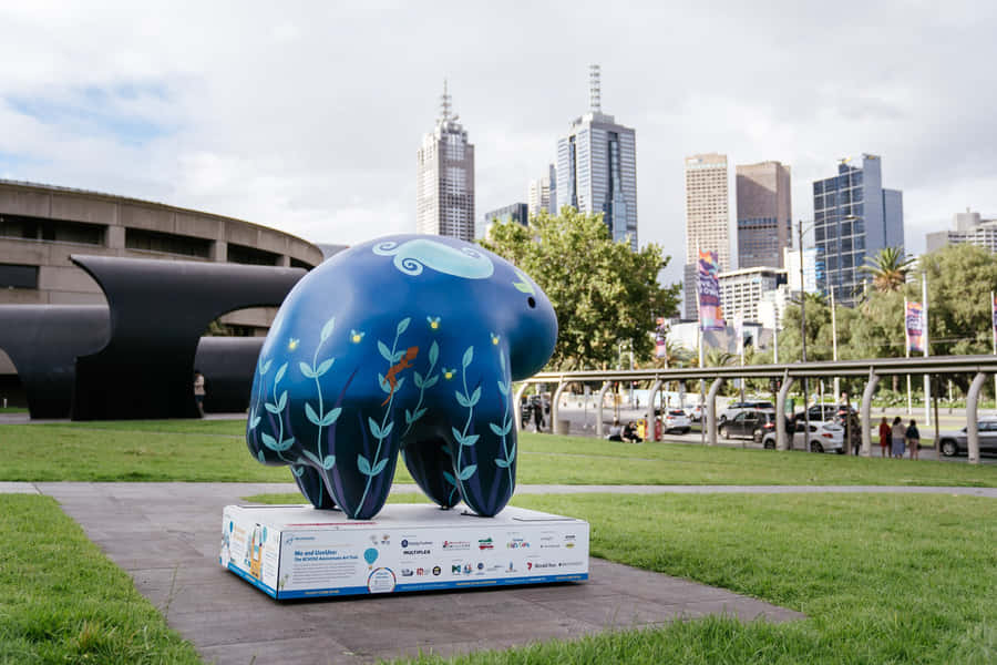 Escultura do Centro de Artes de Melbourne com Fundo da Cidade