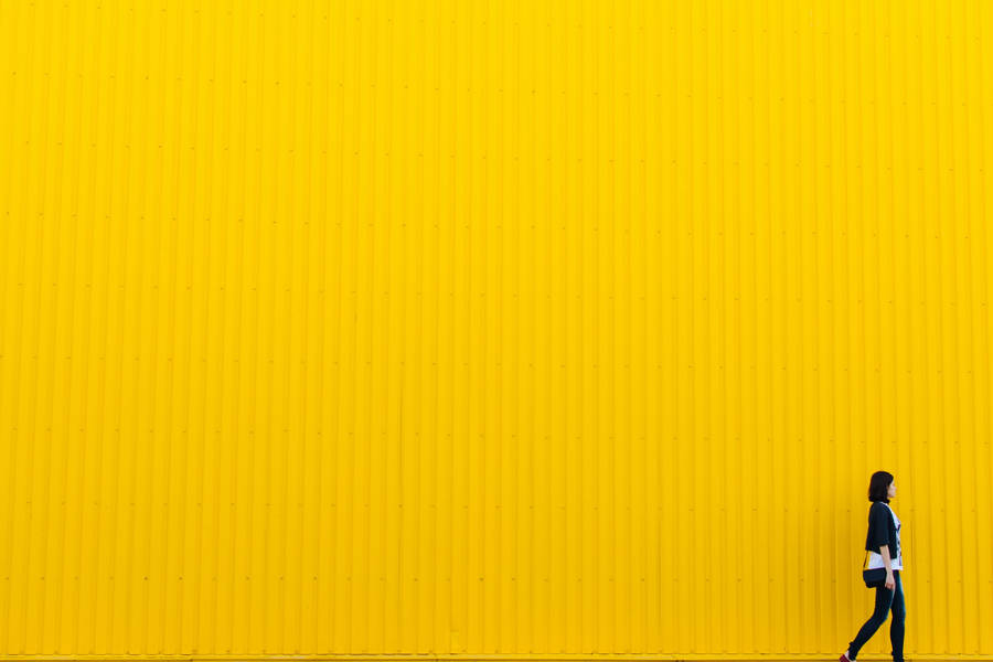 MädchenGelbe Wand YouTube Titelbild