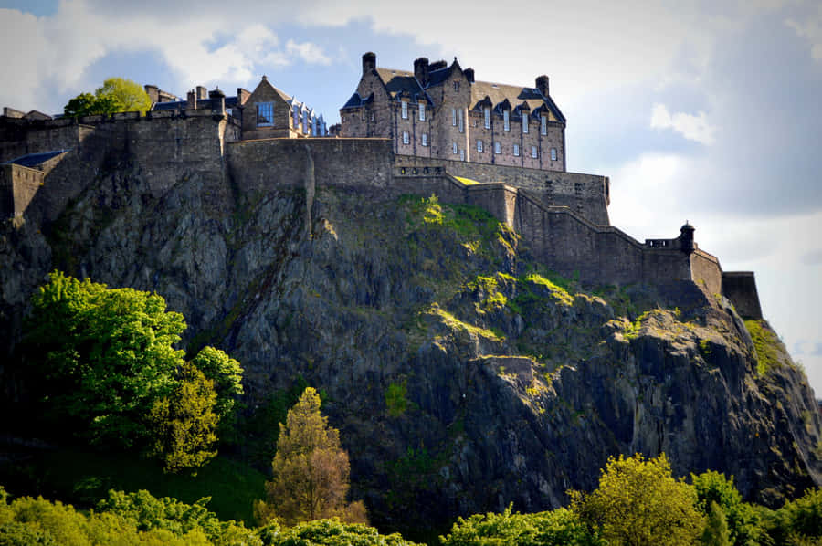 Castelo de Edimburgo em Colina Rocosa