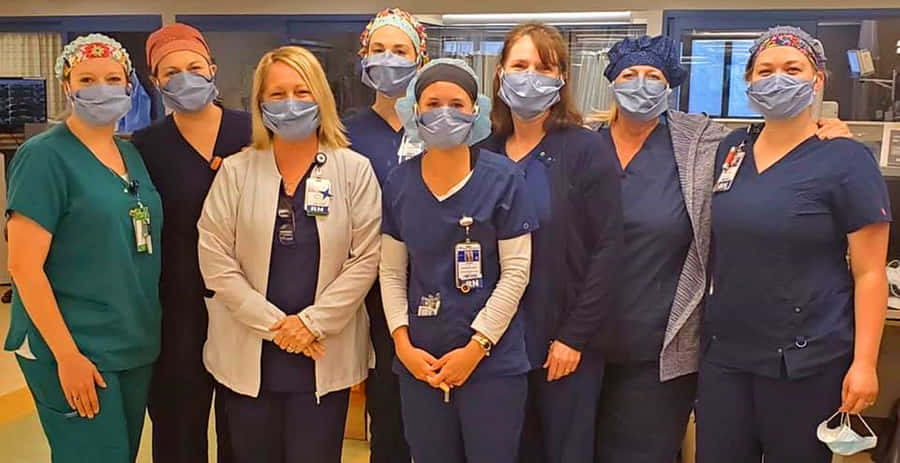 umgrupo de mulheres de uniforme cirúrgico posando para uma foto