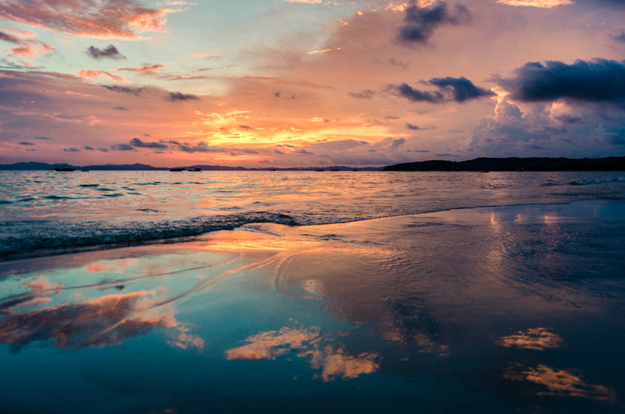EinStrand mit einem Sonnenuntergang.