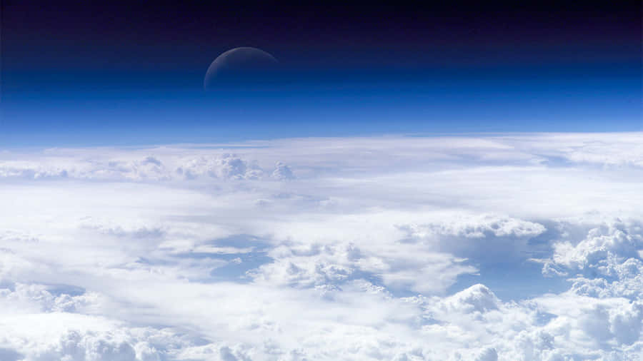 LaTerra brilla intensamente contro l'oscurità dello Spazio esterno.