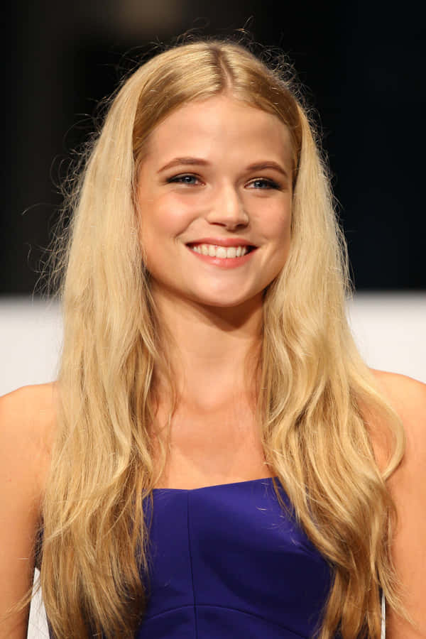 Blonde Frau im blauen Kleid