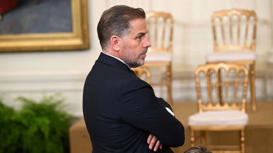 HunterBiden Bild mit gekreuzten Armen