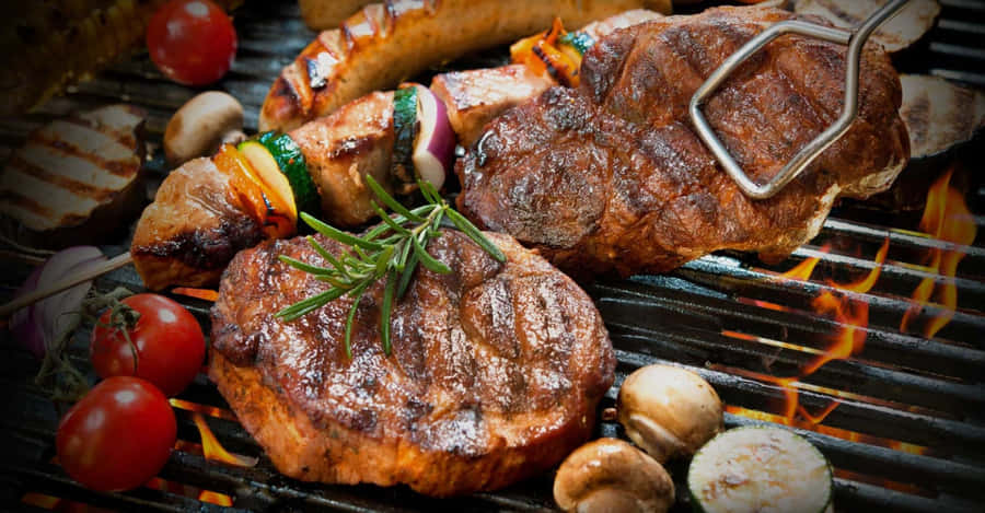 EinGrill mit Fleisch, Gemüse und Gewürzen.