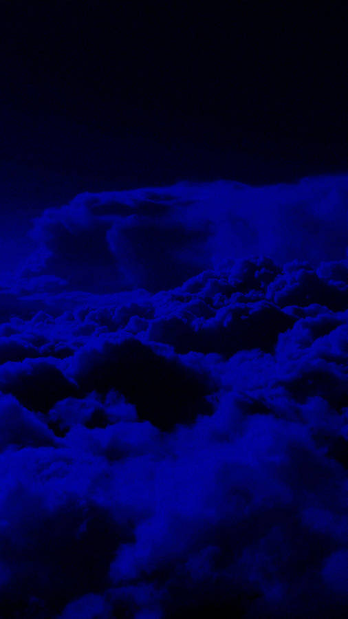 Sfondoblu scuro con nuvole sognanti notturne.