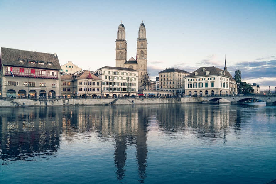Zürich Ufer und Grossmünster im Zwielicht