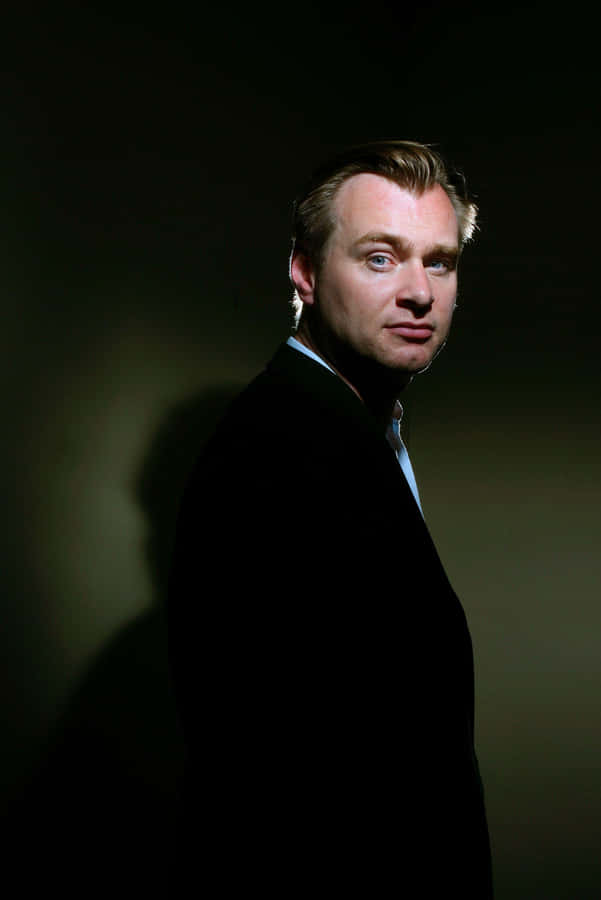 Papelde parede de Christopher Nolan com resolução de 2072 x 3104.
