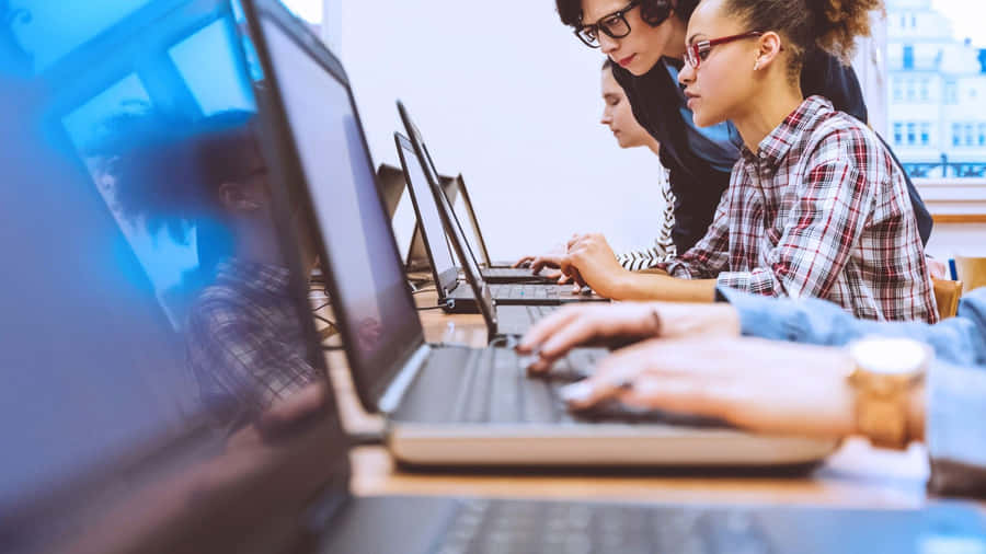 Studenti che Lavorano su Computer