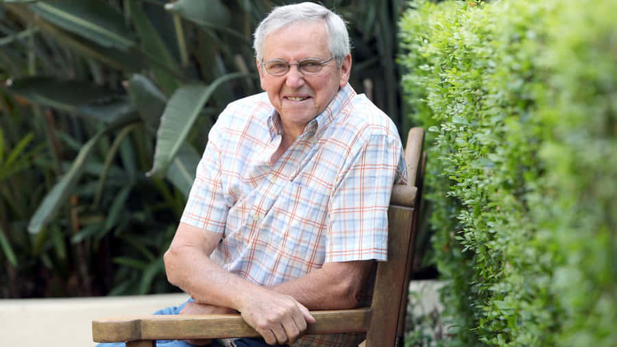 Senior Man Glimlachend Buiten