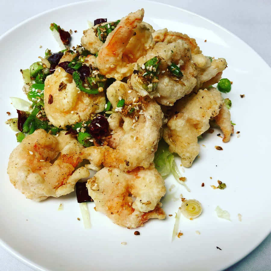 Einweißer Teller mit Essen darauf