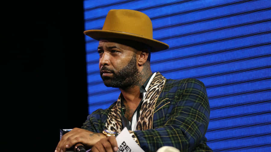 Uomo con Cappello e Camicia a Stampa Leopardo