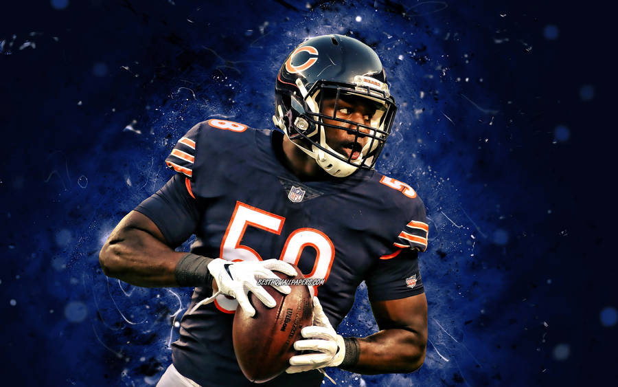 ChicagoBears Roquan Smith håller en boll - Detta skulle kunna vara en passande bakgrundsbild för dina dator- eller mobiltelefonens skärmsläckare. Visa stöd för Roquan Smith och bära med stolthet Chicago Bears föreningen.