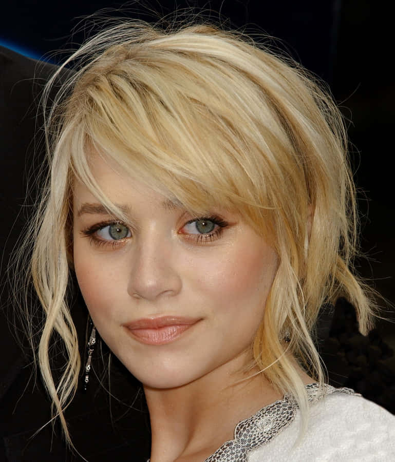 AshleyOlsen che trasmette eleganza e stile.
