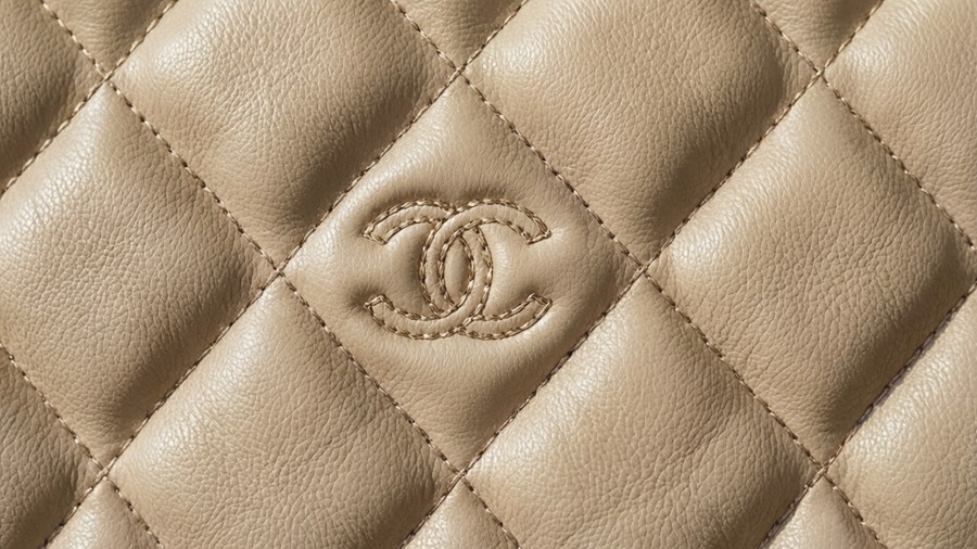 Beige tikattu nahka ommellulla Chanel-logolla.