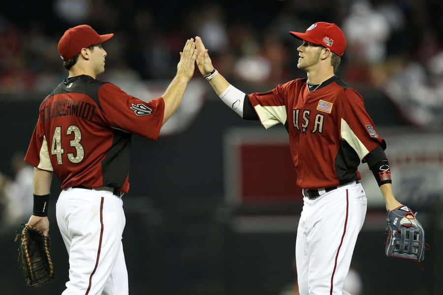Fotosvon Baseballspielern beim High Five geben