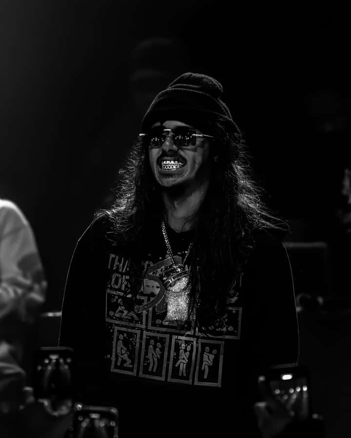 Uomo Sorridente con Grill e Berretto