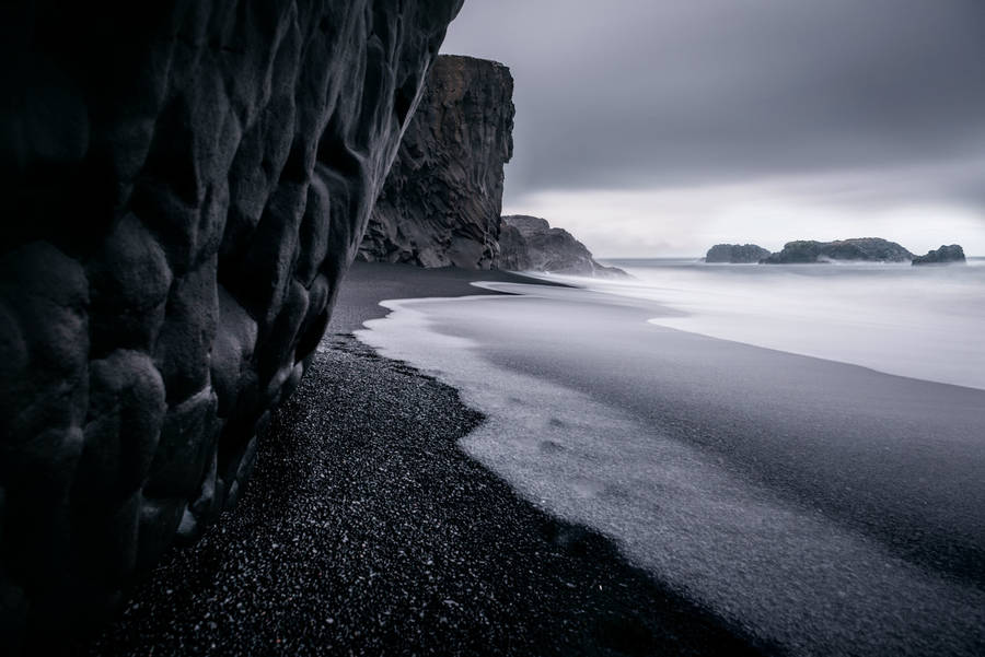 Fundode Tela Preto de Areia e Mar.